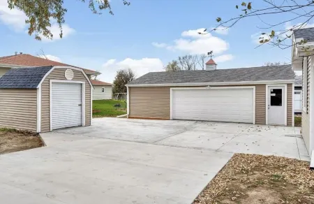 Kadia’s Place-The One With The Pool Table & TVs Отели в г. Сидар-Рапидс