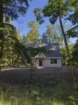 Arbor Pines - Vacation near downtown Glen Arbor Cherry Republic of Glen Arbor附近的飯店