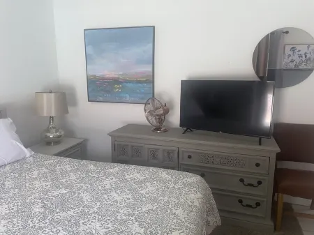 3 bed 2 bath, Heated Private POOL, Ft Myers near Cape Coral Bridge