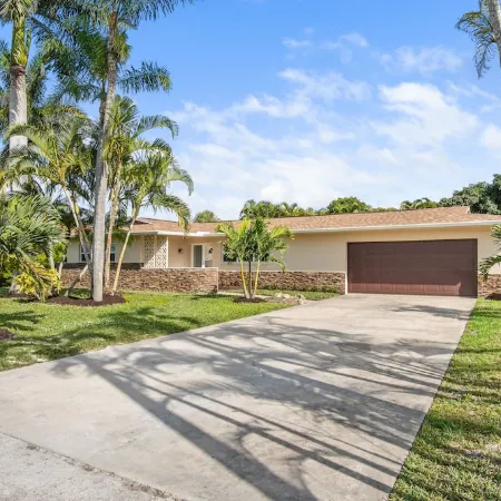 Naples Dream Escape 4BR Home, heated pool, 10min from Beach