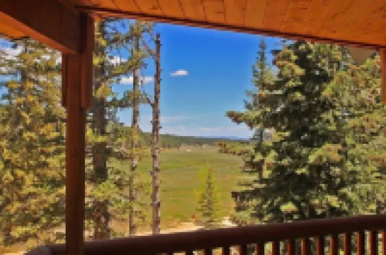 Luxury 3 Story Log Home in Duck Creek close To Zion, Bryce & Brian Head.