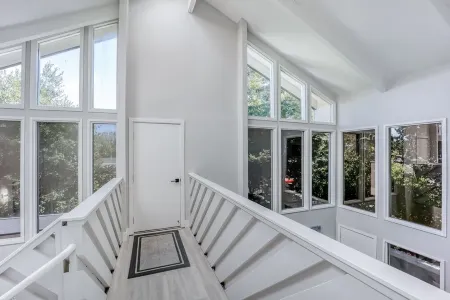 493-Grandeur Home, AC & Patio near Meta & Stanford Отели рядом с достопримечательностью «Мета Хедквотерс»