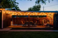 Blue Haven | NEW | Sleeps 8 | Downtown Georgetown