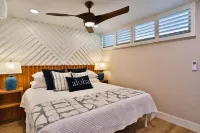 Oceanfront, Split A/C, incredible sunsets, king bed, remodeled October 2023 - พร้อมWifi