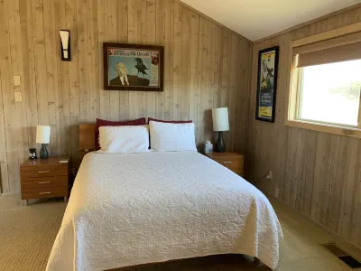 "The Birds" Easy walk to the beach, hot tub, fireplace, quiet and elegant.