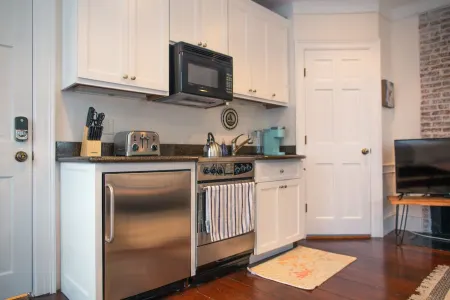 ♥ Historic Studio Minutes to Salem+Beaches Old Town Marblehead Private Parking ♥ Отели в г. Марблхед