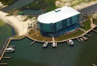 Waterfront beach getaway with boat slip, fishing, pools, hot tubs & more! 3BR2BA