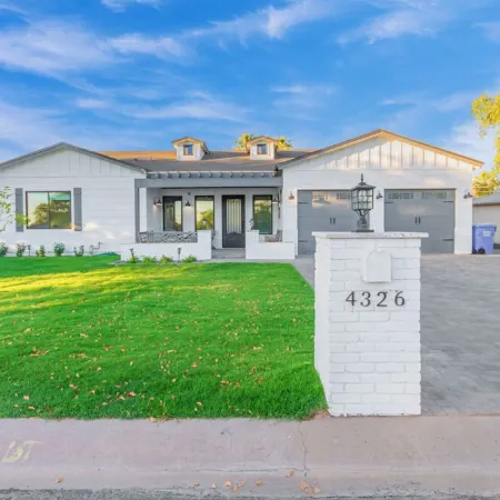 Arcadia/Biltmore 2023 Build - Heated Pool - 4 bedroom 4.5 bath - PRIME LOCATION