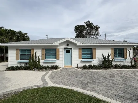 Resort-Style Pool Home in Downtown Delray Beach - 3 minutes from Atlantic Avenue Отели в г. Делрей-Бич