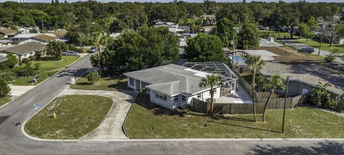 Spacious,Family Friendly 4Br Home, Enclosed Pool, Minutes 2 Beach! Hotels in Largo