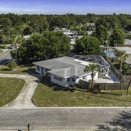 Spacious,Family Friendly 4Br Home, Enclosed Pool, Minutes 2 Beach!