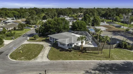 Spacious,Family Friendly 4Br Home, Enclosed Pool, Minutes 2 Beach!