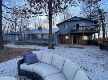 Secluded on a 6 acre ridge! 1 mile from Roaring River. Quiet and serene