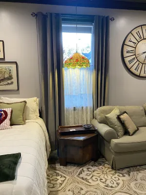 1890 Graystone Cottage behind Historic Home short walk to Downtown & Whiskey Row Отели рядом с достопримечательностью «Коммьюнити Нейчер Сентер»