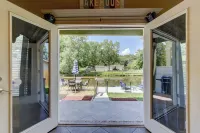 LAKE LIFE right on Lake Hamilton. 5 miles from Oaklawn Racing and Casino