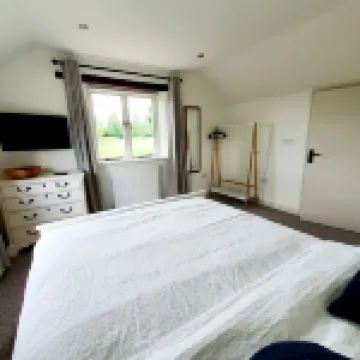 Peaceful cottage nr Ludlow & Leominster, newly renovated, large garden & orchard Hotels in Leominster