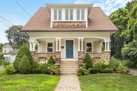 Luxe Historic Bungalow in Heart of Downtown Mystic