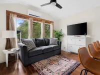 Tiny Cottage - Hill Country Hotels in Kyle