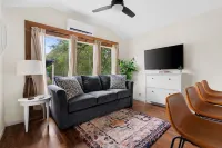 Tiny Cottage - Hill Country Hotels in Kyle