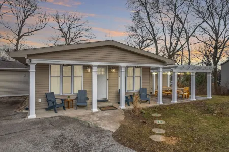 3 min to ND. Game Room. Fire Pit. Large group friendly. Отели в г. Саут-Бенд