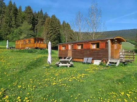 Renting a comfortable wooden trailer at the farm on the Vercors