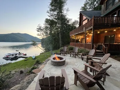 Luxury Lakefront Cabin - balcony