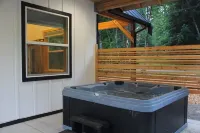 BRAND NEW! 2 Bedroom Cabin Minutes from Mt Rainier National Park!