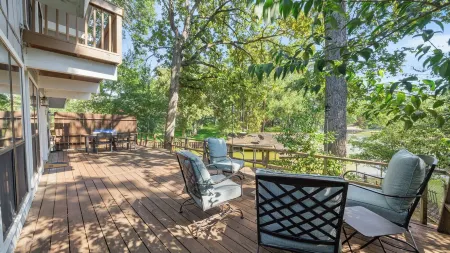 Peaceful Lakefront Retreat on Cedar Creek Lake! Large Deck + Great Fishing