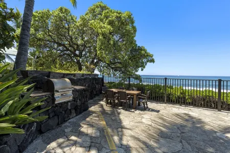 Fabulous Oceanfront Two Bedroom w/Huge Lanai & Central A/C! Отели рядом с достопримечательностью «Moonshot Play Space, LLC»