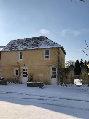 Bernard's self-catering cottage in the heart of the Perche! Hotels in Eperrais