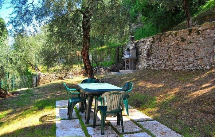 Large and bright apartment, parking and terrace overlooking the lake