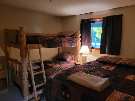 Snowbrook: Ski in/out access with pool, hot-tub, and sauna for après ski!