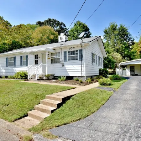 Charming 3 Bedroom house with detached garage.
