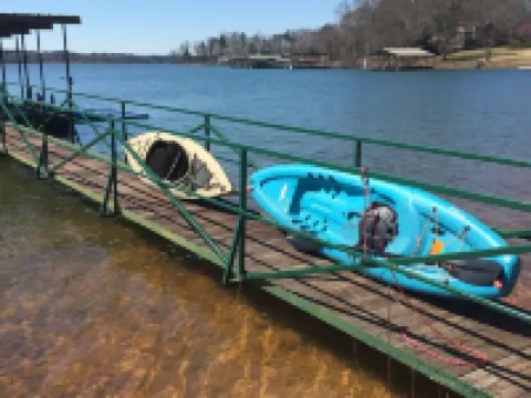 LOCATION! Lakefront House with Dock near Hartwell Marina/Downtown Kayaks/Firepit 哈特縣酒店