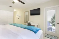 150 steps to BEACH | Private Balcony | Workspace