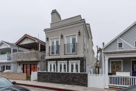 Ocean view townhouse with private rooftop deck! Отели рядом с достопримечательностью «Newport Beach Pier»
