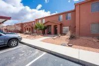 Tranquility Trails♡Hiking Poles♡Pool&Hot Tub♡Comfy King Bed♡90+ Amenities!