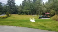 Beautiful valley retreat only 2.6 miles from the glacier and close to airport!