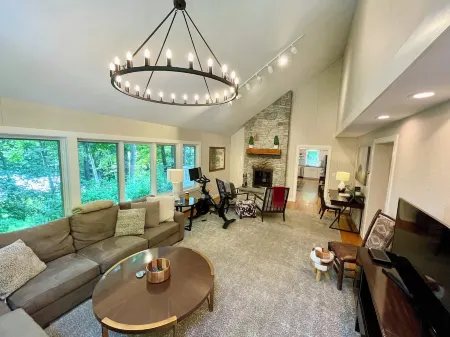 Spacious Home <1 Min from Lincoln Peak! Fits the Whole Extended Family Отели рядом с достопримечательностью «Шугарбуш Резорт»