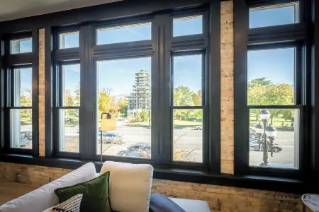 Luxury Suite ~ Above Starbucks ~ Main St View