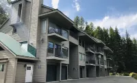 Cozy remodeled condo close to the Village!  호텔