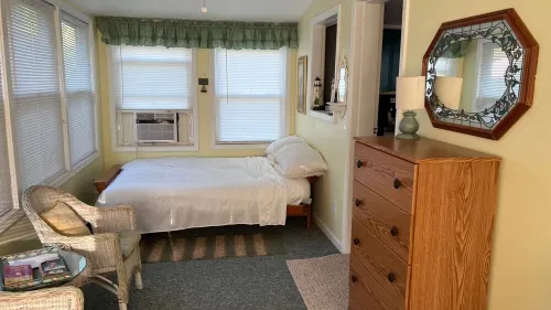 Lake Front Cabin on Seneca Lake.  Come Play in the Lake.Sleeps 8, 5 Beds