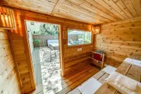 Under the Oaks, a charming, romantic retreat with hot tub and sauna