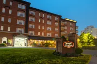 Hampton Inn & Suites Stamford Hotels in Стемфорд