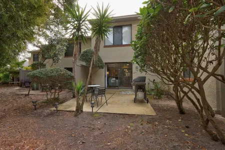 Beautiful 3 Bedroom Villa, a quick walk to the ocean!  Quiet and roomy! Отели рядом с Аэропорт Хилтон Хэд