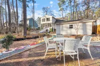 Vibrant & Spacious Family Home Near Downtown Hotels near American Eagle Store
