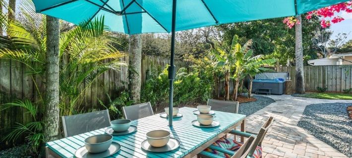 4/4 Home w/ Pool & Hot Tub – Steps from the Beach! メルボルン・ビーチのホテル