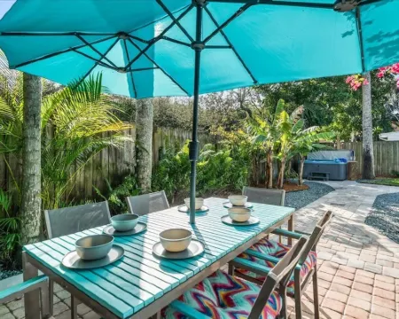 4/4 Home w/ Pool & Hot Tub – Steps from the Beach! 墨爾本海灘酒店