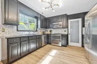 Convenient City Retreat with MASSIVE Backyard, 10 mins from Airport