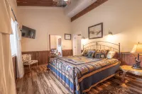 Beautifully renovated Horse Stable on 14 mountain acres walking distance to town Hotels in Mars Hill